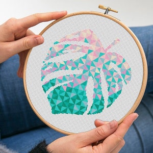 モンステラの葉のクロスステッチパターン：モダンなトロピカル刺繍（PDF）