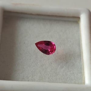 Mozambiquepäronrubin ädelsten: 0,36 ct Royal Red fasetterad sten