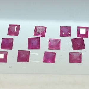 Peut inclure: Douze petites pierres précieuses carrées de couleur rose. Les pierres précieuses sont facettées et ont une finition brillante et polie.