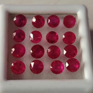 Röd burmesisk rubin 4 MM oval fasetterad set med 16 stycken à 5,25 ct