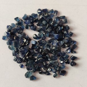 Natural Blue Sapphire Rough Gemstone Set (30.55 Ct, 154 Pieces)