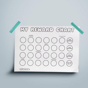 Puede incluir: Un gráfico de recompensas blanco con el texto "MY REWARD CHART" en una fuente de burbujas. El gráfico tiene varios círculos para rastrear el progreso y frases como "Mini Recompensa!" y "Yay You Did It!" El gráfico está pegado a una superficie azul claro.