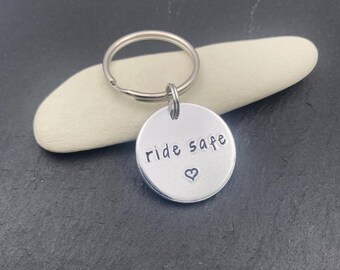Porte-clés ride safe, porte-clés prudence, porte-clés personnalisé, accessoires vélo, cadeau fête des pères, cadeau d'anniversaire, cadeau petite amie, cadeau petit ami