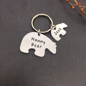 Puede incluir: Llavero de plata con dos dijes en forma de oso polar. El dije m&aacute;s grande dice "Mummy Bear" y el dije m&aacute;s peque&ntilde;o dice "Jack".