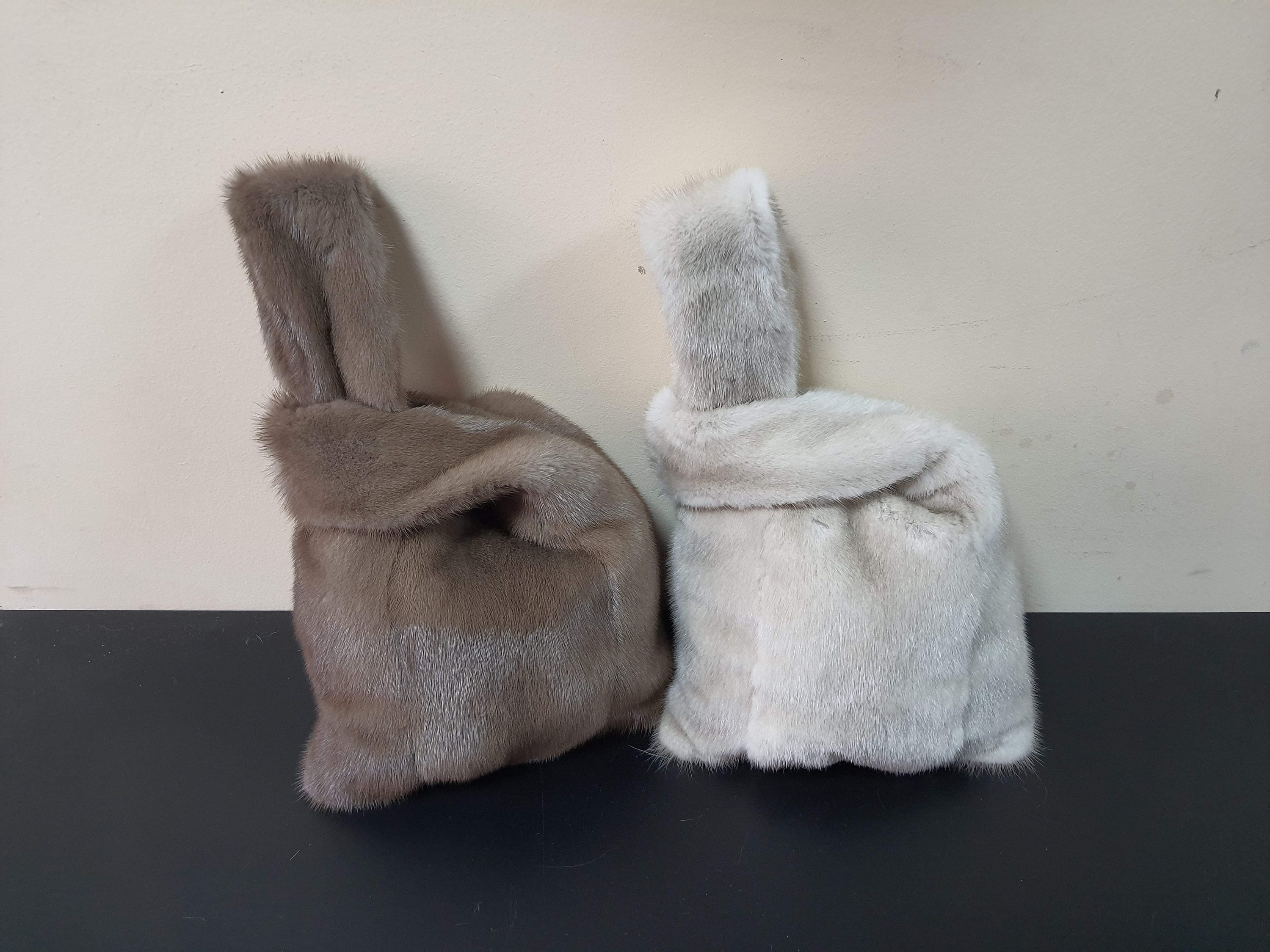 本物のミンクの毛皮で作られた、完全に手作りの小さな毛皮バッグ 