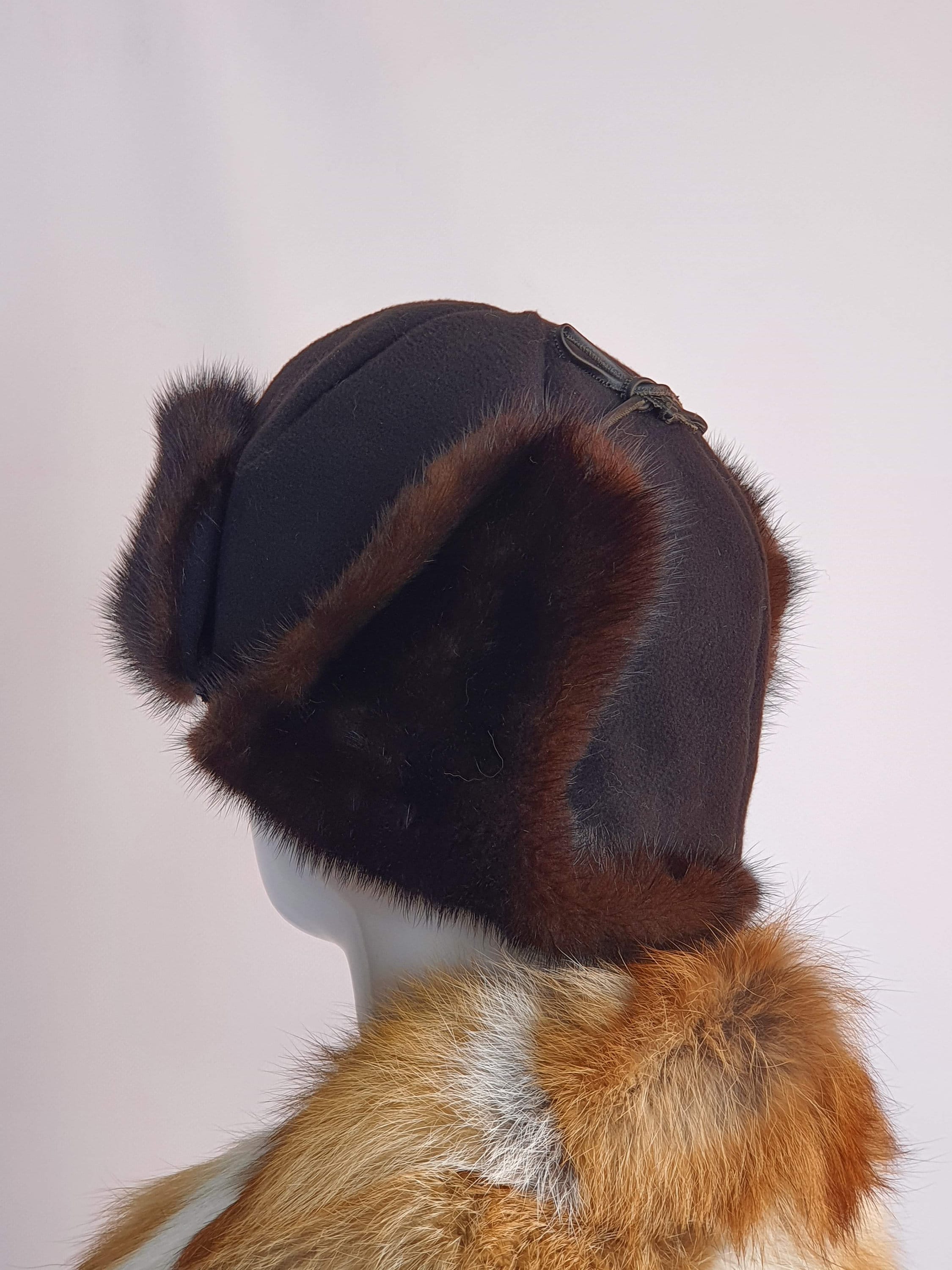 本物のミンクの毛皮とコート生地で作られた黒のミンクのウシャンカ毛皮