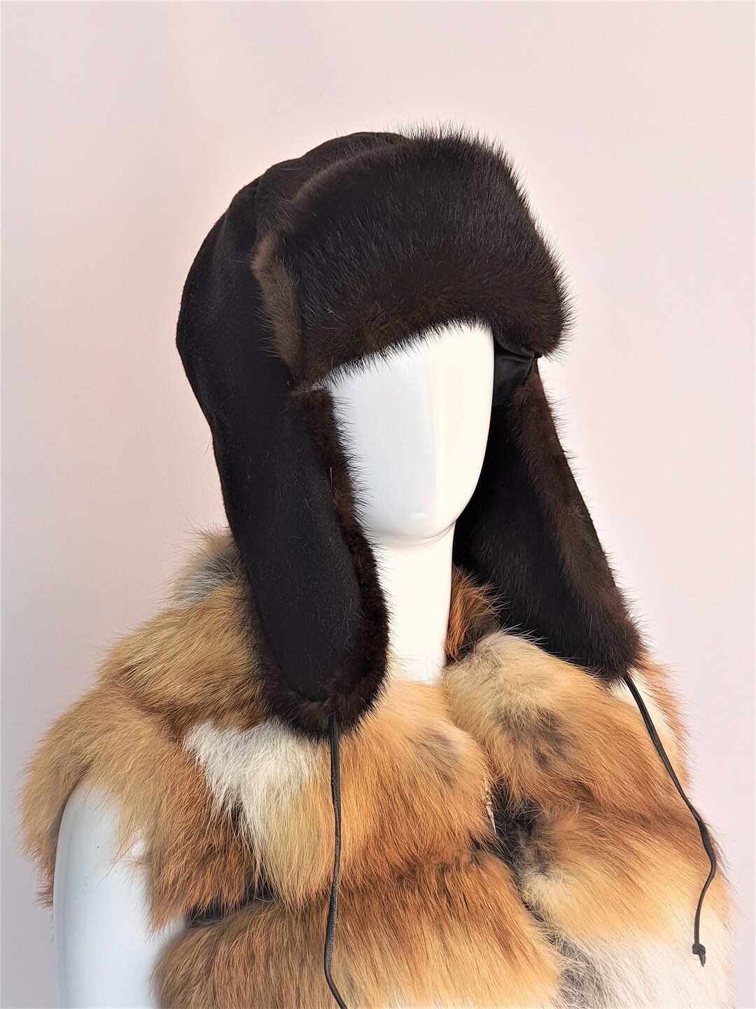 本物のミンクの毛皮とコート生地で作られた黒のミンクのウシャンカ毛皮