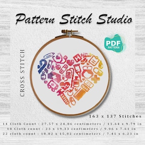 Puede incluir: Un patrón de punto de cruz colorido de un corazón lleno de símbolos médicos, como un estetoscopio, píldoras y un vendaje. El patrón está en un aro y tiene el texto "163 x 137 puntos" y "PUNTO DE CRUZ" en el lateral. El patrón está disponible para descargar en PDF.