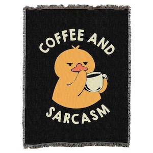 Könnte beinhalten: Schwarze Decke mit einem Cartoon-Ente, die eine Kaffeetasse hält. Die Ente ist gelb und hat einen mürrischen Gesichtsausdruck. Die Worte "COFFEE AND SARCASTM" sind in weißem Text.