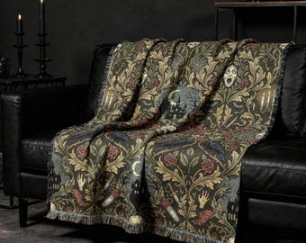 Może przedstawiać: Tkany koc z ciemnym, skomplikowanym wzorem gotyckich motywów, w tym krzyczących twarzy, czaszek, pił łańcuchowych, nawiedzonych domów, kruków, róż i półksiężyców. Tkanina posiada wykończenie z frędzlami oraz stonowaną paletę barw.