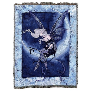 Peut inclure: Une tapisserie représentant une lune en croissant bleue et blanche avec une fée assise dessus. La fée a de longs cheveux blancs, des ailes bleues et porte une robe violette. L'arrière-plan est bleu foncé avec des nuages blancs.