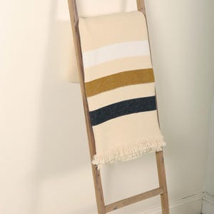 Manta tejida a rayas de Georgia Tech - Color crema con rayas doradas, azul marino y blancas - 100 % algodón - Fabricada en EE. UU. (183 x 122 cm)