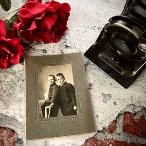 Armoire carte photographie Photo sépia enfants deux garçons frères frères et sœurs Antique vintage éphémère écriture Inspiration ancêtres instantanés