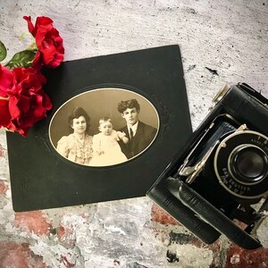 Antique Cabinet carte photographie famille Photo sépia femme enfant homme instantané ancêtres Inspiration pour écrivains historique en relief
