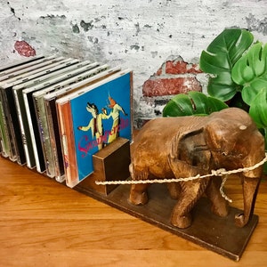 Wood Elephant CD Letter Mail Book Holder Slots Symbol Bonne chance Fertility Office Eclectic Decor vintage Pulling Sled Cart Thaïlande