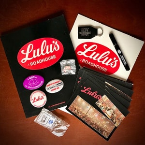 Grand lot Lulu's Roadhouse Kitchener Le bar le plus long du monde, souvenirs du livre, dossier, souvenirs, porte-clés, épingles, boutons, décapsuleur, cartes postales, stylo