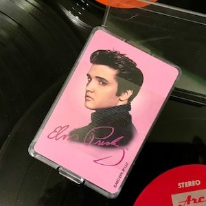 Scellé Fabriqué à Hong Kong vintage Elvis Presley Jeu de cartes à jouer ABG EPE LLC Young Elvis Pink Background Signature The King