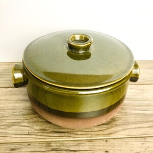 Artiste Jean Cartier St. Joseph BCE Céramique de Beauce Canadienne québécoise Rare C-3222 Pot de haricots ou cocotte en cocotte émaillée