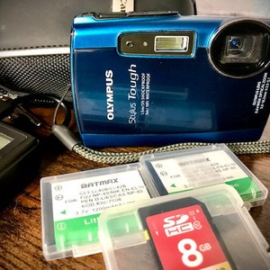 Appareil photo numérique Olympus Stylus Tough 3000, bleu, antichoc, étanche, carte SD de 8 Go, 2 piles et un chargeur, échantillons de photos testés
