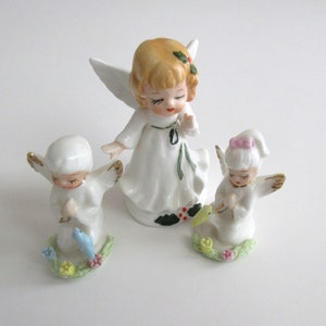 Anges de Noël en porcelaine vintage, anges priant en spaghetti de gauche, ange fabriqué en Corée avec du houx dans les cheveux