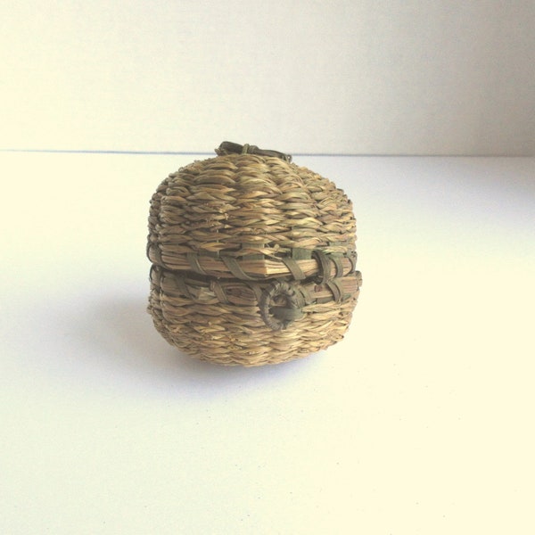 Antique Doll Sized Sweet Grass And Green Splint Ash String Holder, Native American