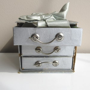 Boîte vintage avec tiroirs Boîte en épingle à cheveux en carton Boîte à couture Boîte de rangement pour maison de poupée Boîte à bijoux Shabby Chic