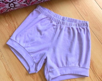 Peut inclure: Un short en coton de couleur lavande avec une large ceinture élastique et un ourlet retroussé.