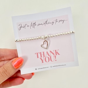 Cadeau bracelet de remerciement | Bracelet extensible en argent avec perles coeur | Juste un petit quelque chose | Cadeau d'appréciation pour elle