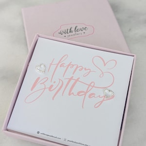 ハッピーバースデー スターリングシルバー ラブハート スタッド イヤリング | 彼女への誕生日イヤリング ギフト | 無料のパーソナライズ メッセージ カード