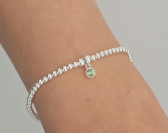 Sterling zilveren armband met peridot, de geboortesteen van augustus.