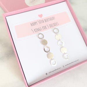 50e cadeau pour elle | Boucles d'oreilles 5 anneaux en argent sterling | Cinq bagues pour cinq décennies | Carte de message personnalisée GRATUITE