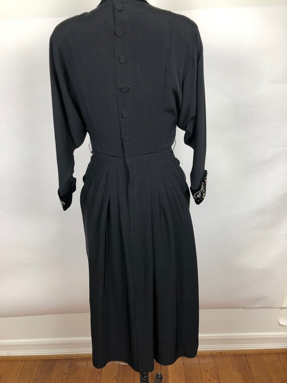 1940s Black Crepe Raglan Sleeve Belted Dress with… - image 3
