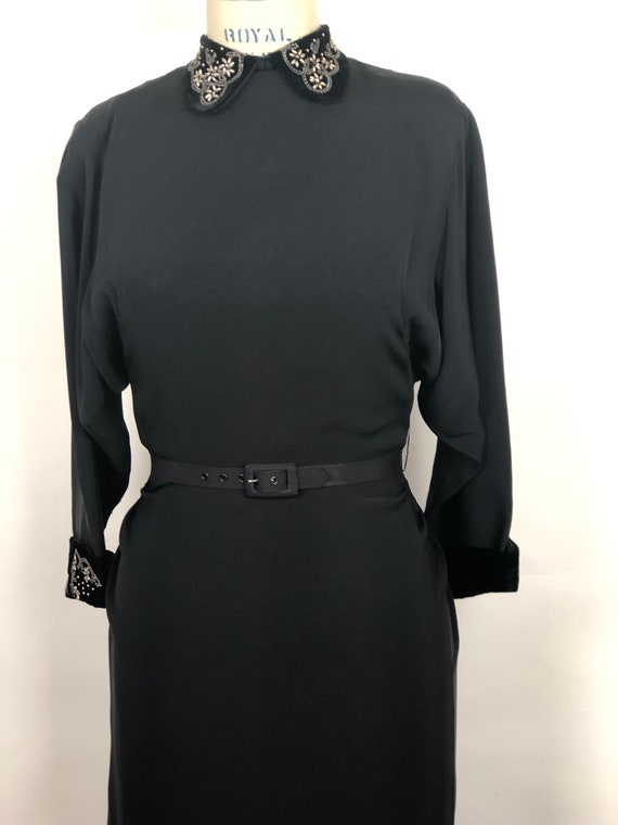 1940s Black Crepe Raglan Sleeve Belted Dress with… - image 6
