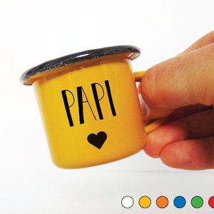 Op de afbeelding: Gele emaille mok met een zwarte rand en handvat. De mok heeft het woord "PAPI" in zwarte letters en een zwart hart.