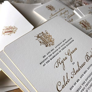 Conjunto de invitaciones de boda con impresión tipográfica, lámina dorada, bordes biselados a mano, esquinas redondeadas, elegante conjunto de invitaciones, monograma clásico personalizado
