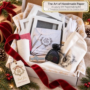 Pode incluir: Um kit de fabrico de papel numa caixa contendo molduras de madeira branca com redes, um folheto de instruções, um pequeno saco de organza preta, uma bolsa de lona, um carimbo de madeira e uma etiqueta com The Art of Handmade Paper.