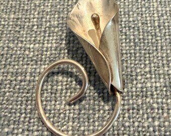Broche vintage Stuart Nye em prata de lei com um único lírio-de-cala.