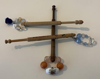 3 bobinas de madera torneada antiguas para hacer encaje. 9 de mayo de 1987, Día de la Artesanía del Encaje de Sheffield, Reino Unido.
