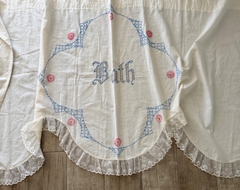 Cantonnière de bain brodée à la main vintage bordure en dentelle de coton blanc festonné 56 x 33