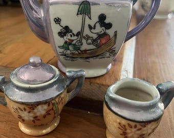 Tetera de MICKEY MOUSE de Lusterware con lechera y azucarero que no combinan. Excelente estado vintage.