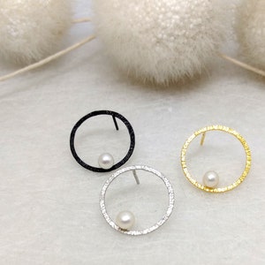 LaLune - Silver button with  pearl in 3 finishes: black, rodium plated or 18 karat gold plating