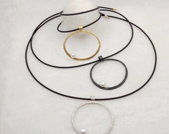 LaLune - medium Silverpendant with white pearl in 3 finishes: black, rodium plated or with a 18 karat gold plating