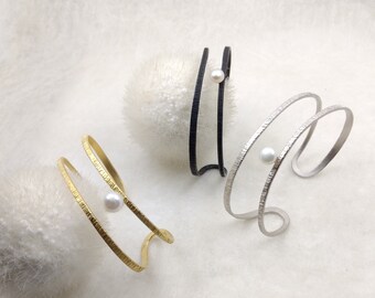 LaLune - Sterling Silver Bangle with white pearl in 3 finishes: black, rhodium plated or with a 18 karat gold plating