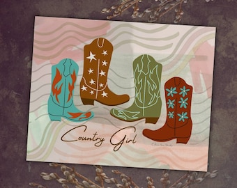 Può includere: Un'illustrazione digitale di quattro stivali da cowboy con diversi design. Gli stivali sono in tonalità di marrone, verde, blu e rosso. Gli stivali sono su uno sfondo di linee ondulate in tonalità di rosa, verde e marrone. Il testo "Country Girl" è scritto in lettere corsive marroni nella parte inferiore dell'immagine.