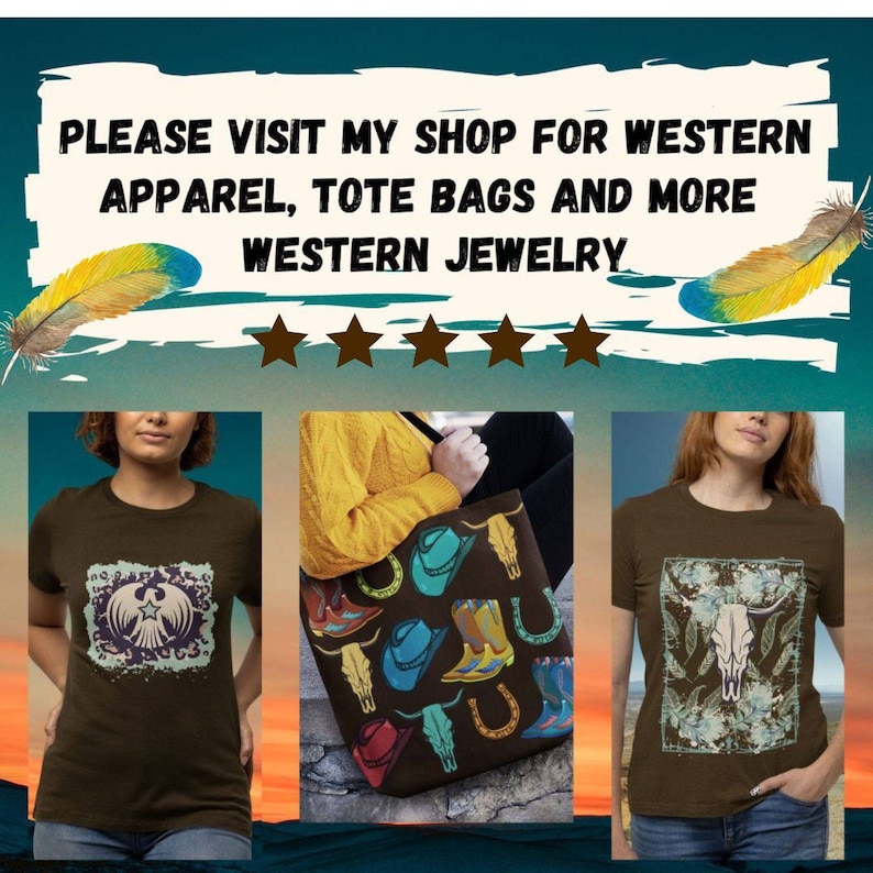 Puede incluir: Imagen que presenta ropa, bolsos tote y joyas con tem&aacute;tica del oeste. La imagen incluye a tres mujeres que visten camisetas marrones con dise&ntilde;os gr&aacute;ficos. Tambi&eacute;n se muestra un bolso tote con botas de vaquero, sombreros y calaveras de toro. El texto en la parte superior dice "PLEASE VISIT MY SHOP FOR WESTERN APPAREL, TOTE BAGS AND MORE WESTERN JEWELRY."