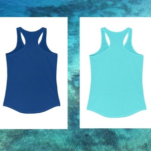 Pu&ograve; includere: Due canottiere senza maniche, una blu e una turchese, con scollo rotondo e design a schiena di nuotatore.