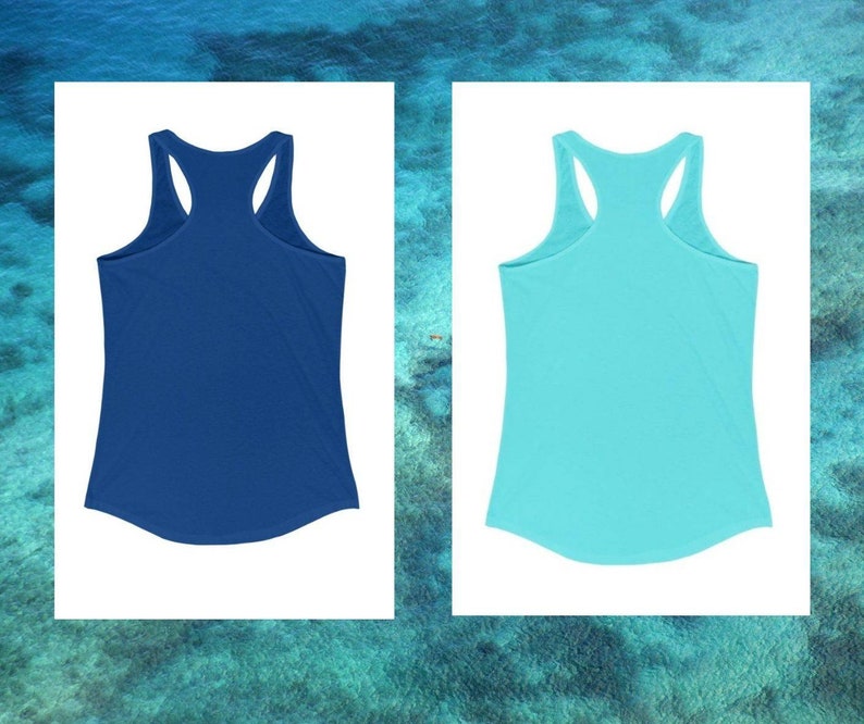 Pu&ograve; includere: Due canottiere senza maniche, una blu e una turchese, con scollo rotondo e design a schiena di nuotatore.