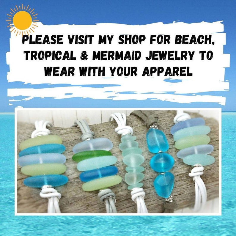 Pu&ograve; includere: Cinque braccialetti realizzati con cordoncino di cuoio bianco e perline di vetro di mare. Le perline sono in tonalit&agrave; di blu, verde e bianco. I braccialetti sono esposti su un pezzo di legno alla deriva. PLEASE VISIT MY SHOP FOR BEACH, TROPICAL & MERMAID JEWELRY TO WEAR WITH YOUR APPAREL.