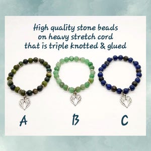 Puede incluir: Tres pulseras de cuentas con dijes de coraz&oacute;n plateados. Las pulseras presentan cuentas de piedra verde, azul y de colores mezclados. El texto de la imagen dice "High quality stone beads on heavy stretch cord that is triple knotted & glued."