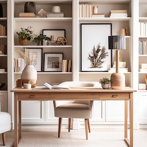 Peut inclure: Un bureau à domicile lumineux avec des étagères blanches, un bureau en bois et un fauteuil confortable. Le bureau comprend une lampe, une petite plante et un livre ouvert. Des vases, des œuvres d'art encadrées et des livres sont présents. La pièce a une palette de couleurs neutres.